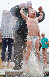 Un niño es sacado de las frías aguas de la ciudad de Sestroretsk