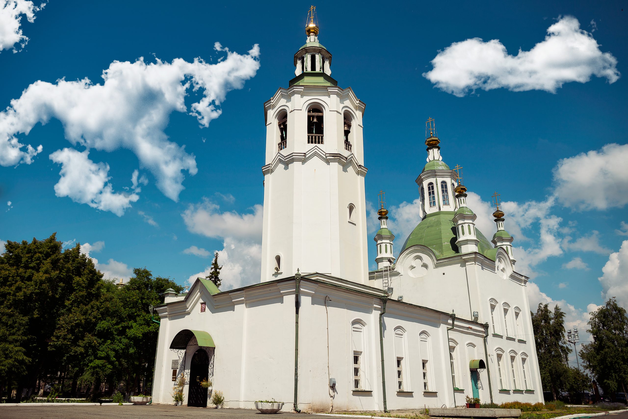 Fachada de la iglesia Krestovozdvizhenskiy en Tyumen, barroco siberiano