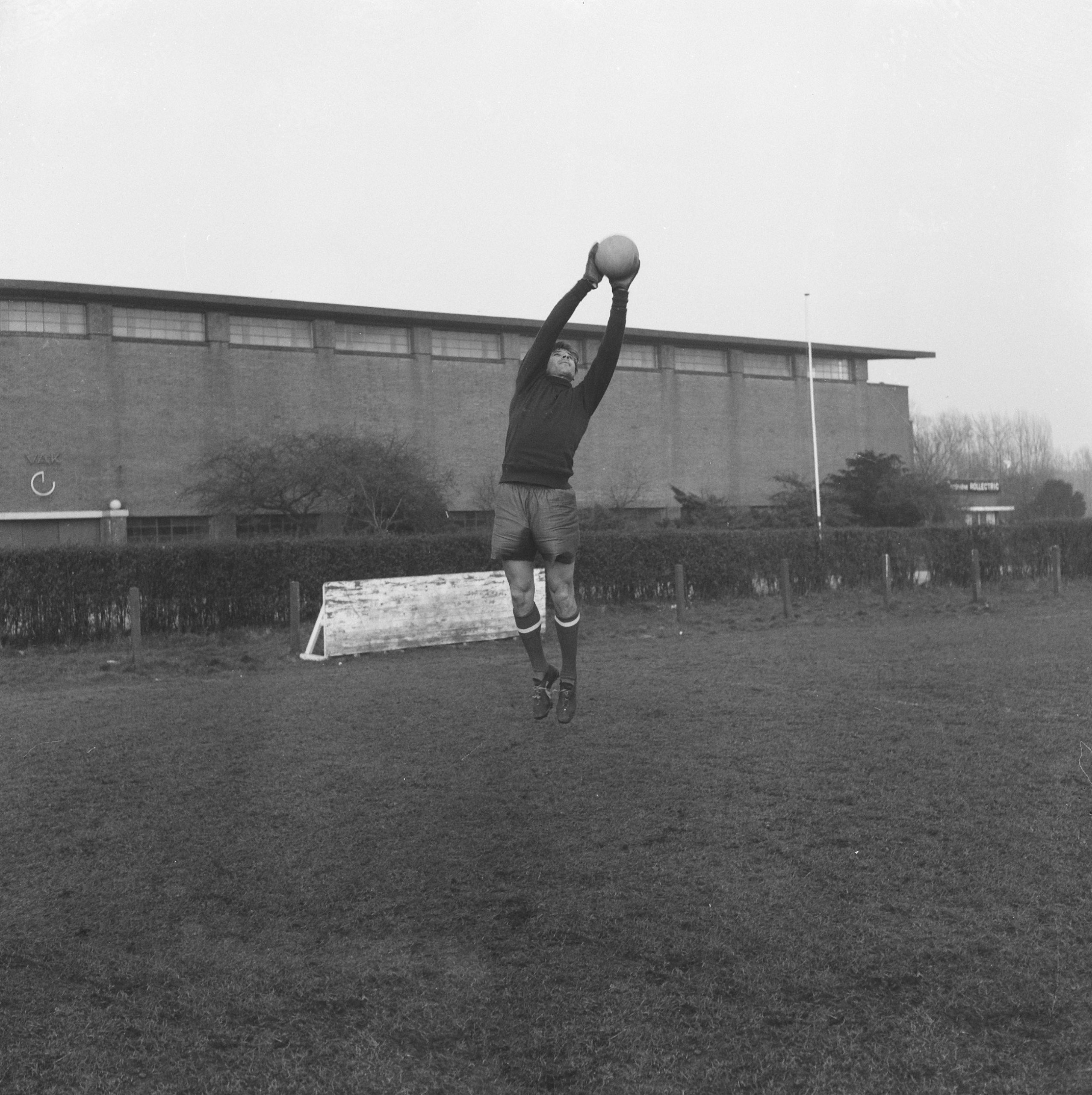 Lev Yashin, portero soviético, fotografiado en 1960 con el mono oscuro característico