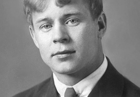 Retrato fotográfico del poeta ruso Serguéi Yesenin, hacia principios de la década de 1920