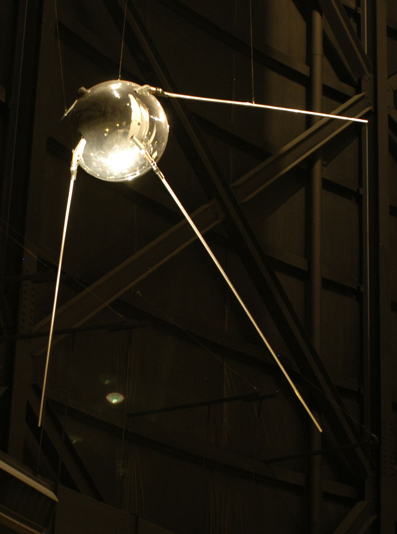 Réplica del satélite Sputnik 1, esfera metálica con cuatro antenas, exhibida en el Museo Nacional de la Fuerza Aérea de Estados Unidos