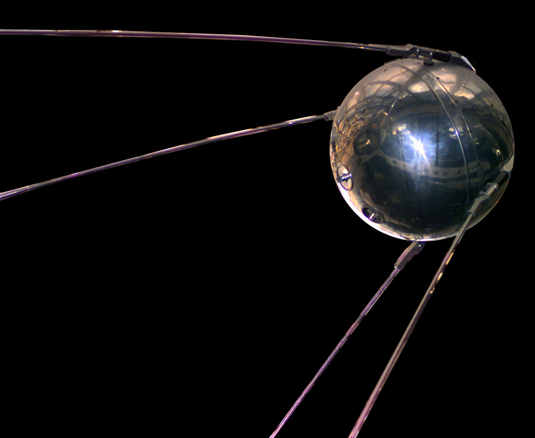Réplica de Sputnik 1, esfera pulida con cuatro antenas largas, Museo Nacional del Aire y el Espacio