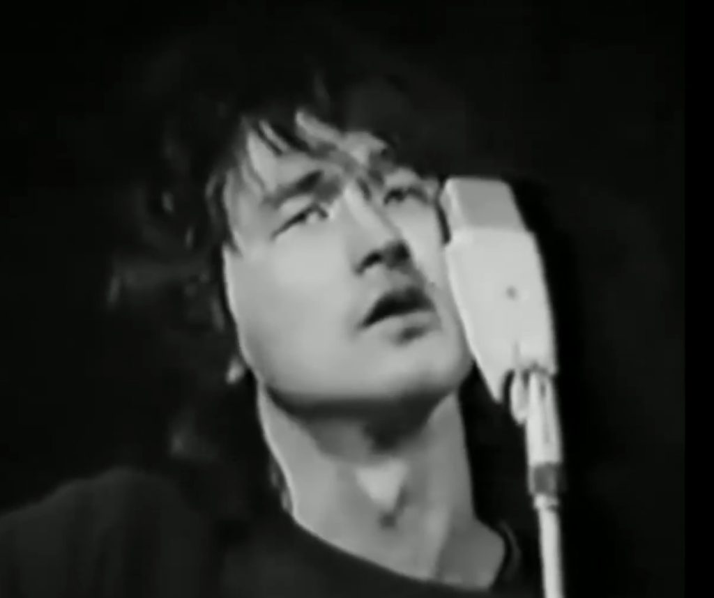 Víktor Tsoi actuando en el DK Svyazi de Leningrado en 1986