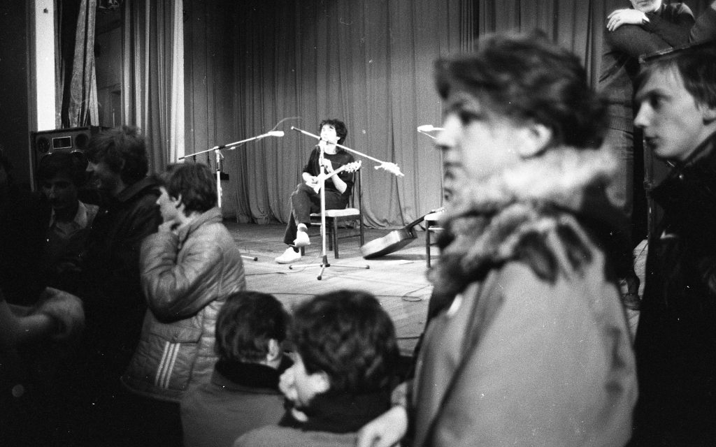 Víktor Tsoi en concierto con Kino, Leningrado hacia 1986
