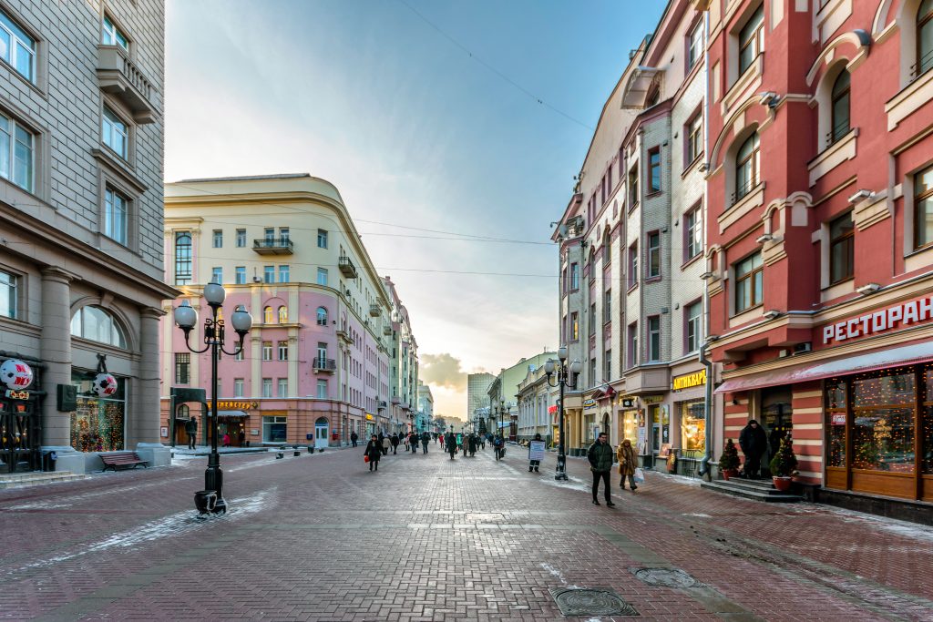 Vista peatonal de la calle Arbat en Moscú con farolas y fachadas históricas