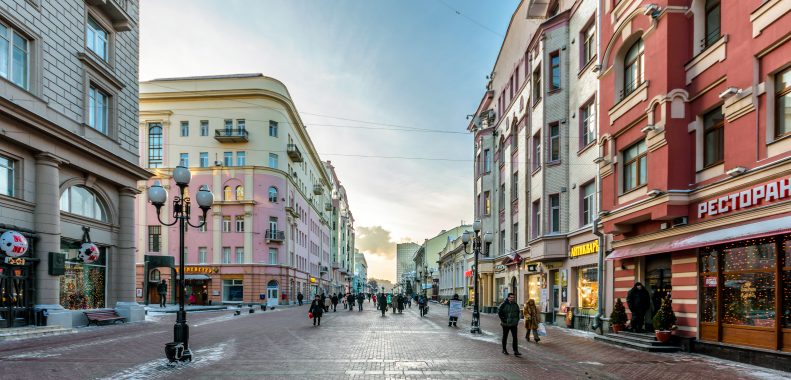Vista peatonal de la calle Arbat en Moscú con farolas y fachadas históricas