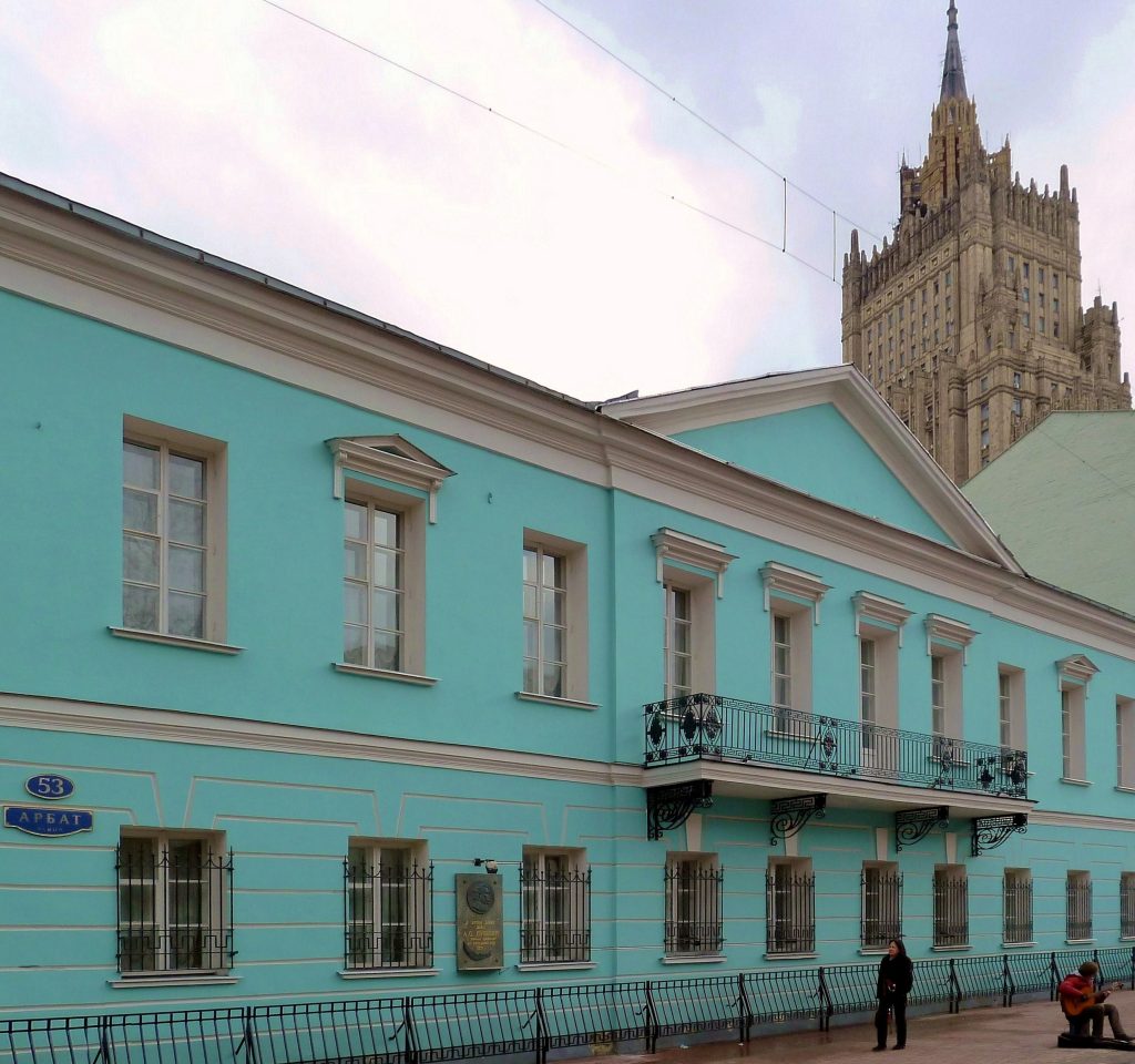 Fachada de la casa-museo de Pushkin en la calle Arbat de Moscú