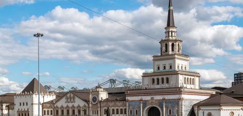 Fachada de la estación Kazanski de Moscú, con su torre inspirada en la arquitectura de Kazán