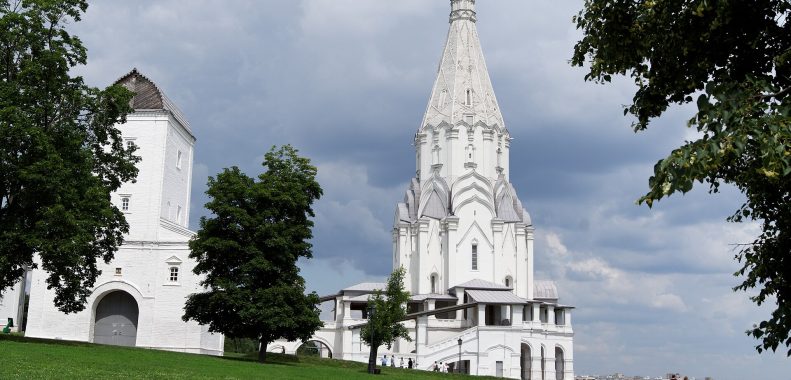 La iglesia de la Ascensión de Koloménskoye, con su tejado en forma de tienda, sobre la orilla del río Moscova
