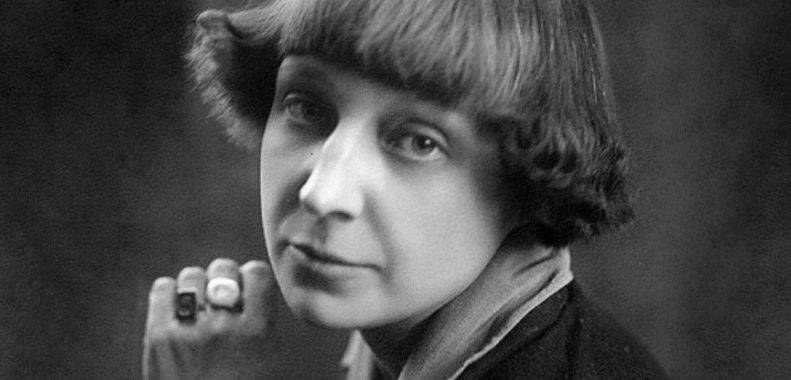 Retrato fotográfico de Marina Tsvetáyeva en 1925, por Piotr Shúmov