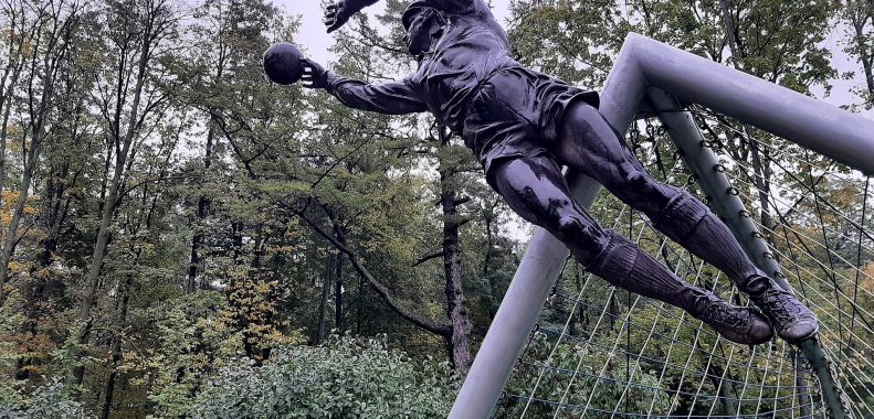 Monumento a Lev Yashin en el parque Dinamo de Moscú, con el portero representado en plena estirada
