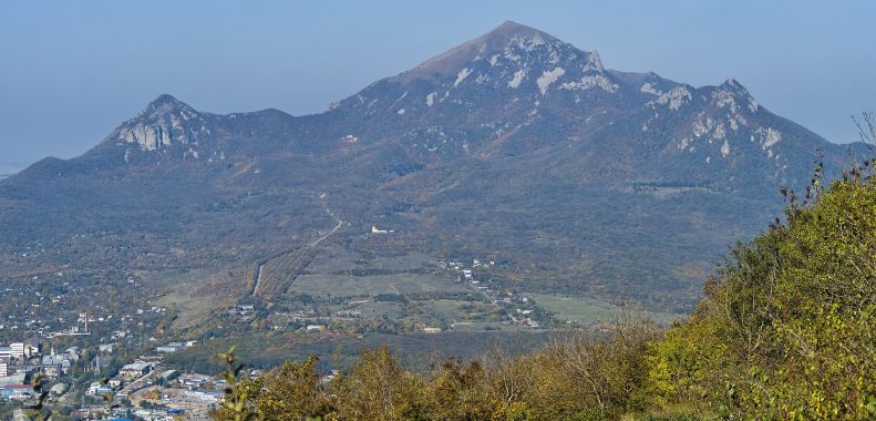 Vista del monte Beshtau desde el Mashuk, sobre Piatigorsk, en el Cáucaso norte