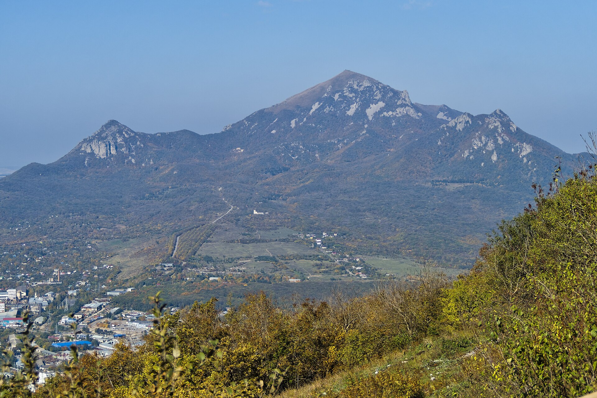 Vista del monte Beshtau desde el Mashuk, sobre Piatigorsk, en el Cáucaso norte