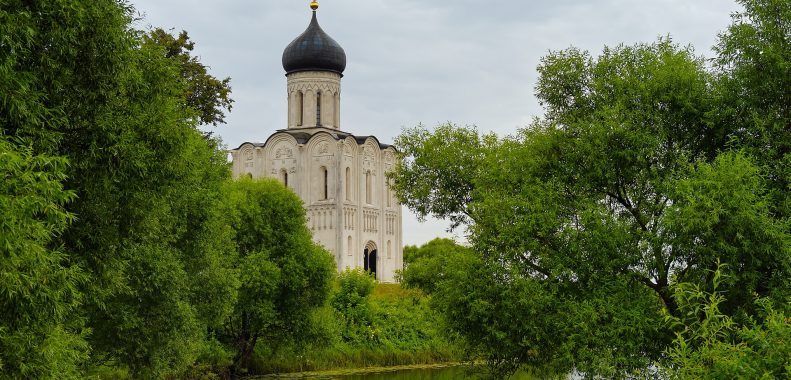 La iglesia blanca de la Protección de la Madre de Dios en el Nerl, junto a Bogoliúbovo, entre prados