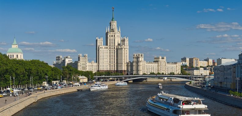 El rascacielos estalinista del muelle Kotelnicheskaya sobre el río Moscova