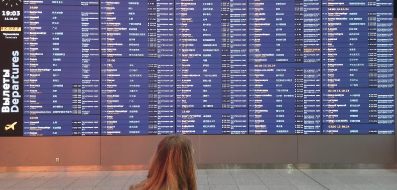 Interior de la terminal B del aeropuerto de Sheremétievo, en Moscú