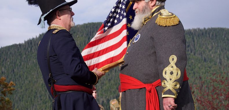 Recreación en Castle Hill, Sitka, del cambio de bandera de 1867 entre Rusia y Estados Unidos