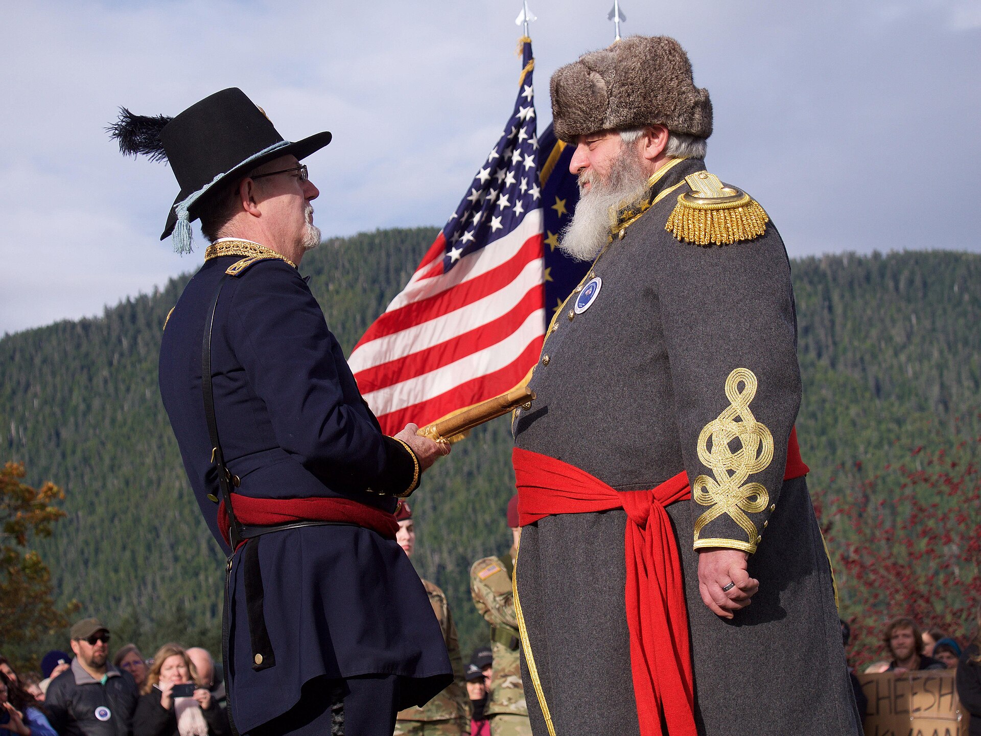 Recreación en Castle Hill, Sitka, del cambio de bandera de 1867 entre Rusia y Estados Unidos