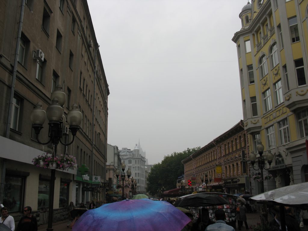 Perspectiva de la calle Arbat antigua con peatones y edificios de colores