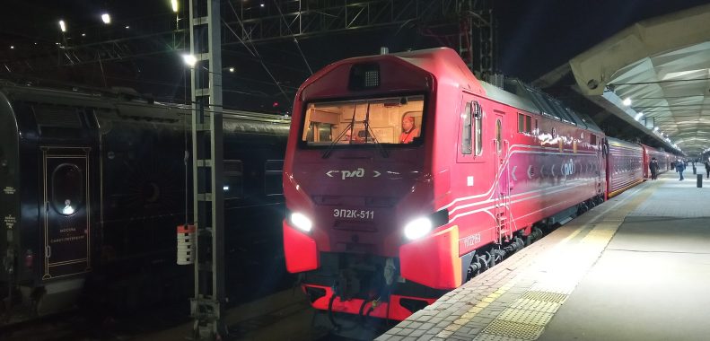Vagones rojos del tren nocturno Flecha Roja entre Moscú y San Petersburgo