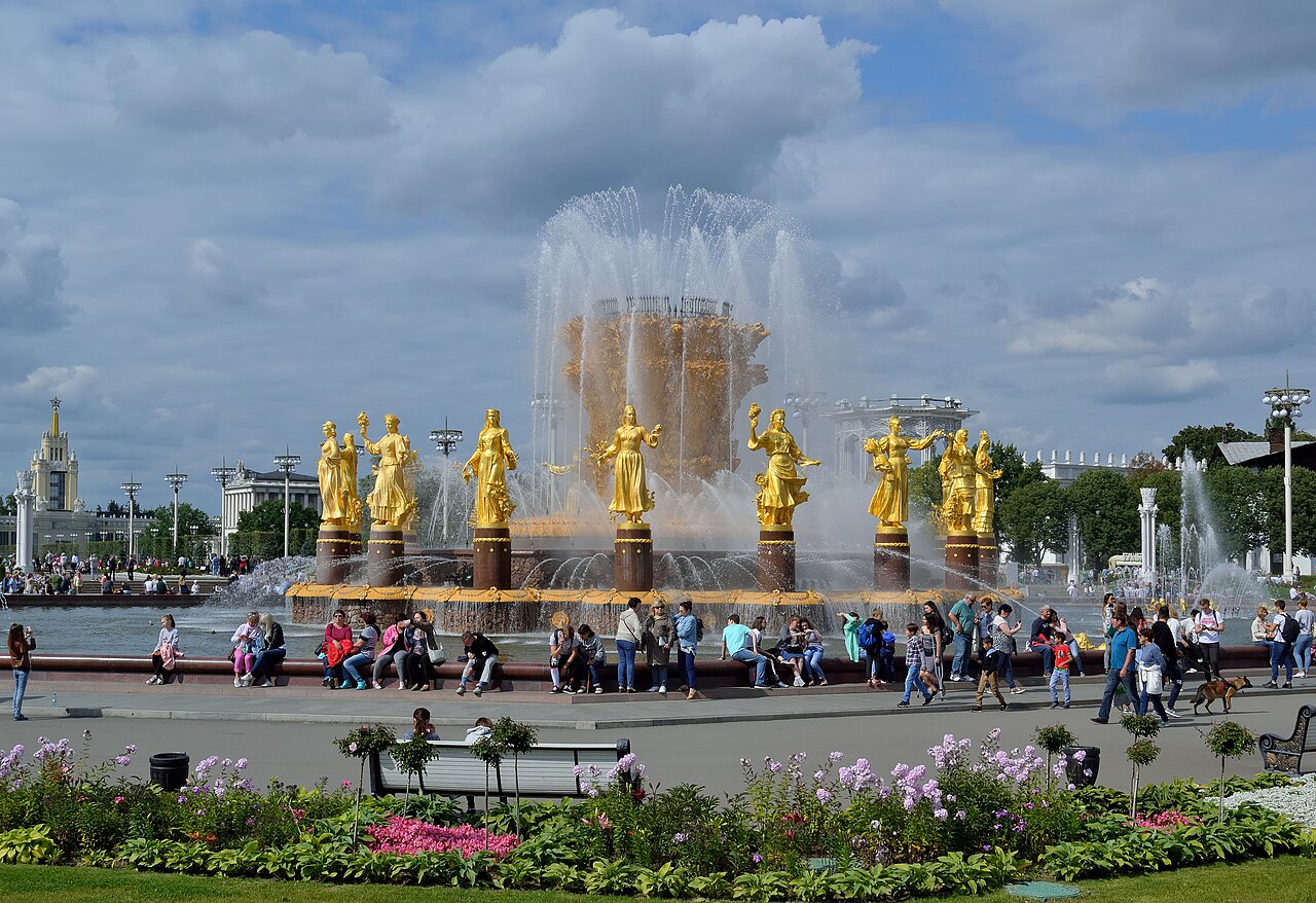 La fuente dorada de la Amistad de los Pueblos en el recinto de VDNJ, Moscú