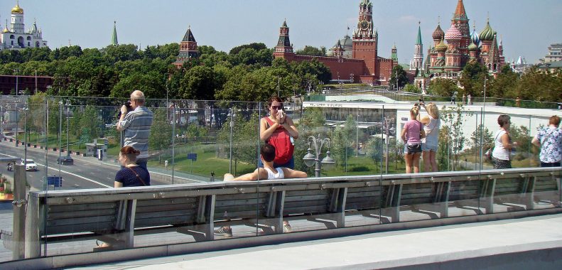 El Kremlin visto desde el puente flotante del parque Zariádiye, sobre el Moscova