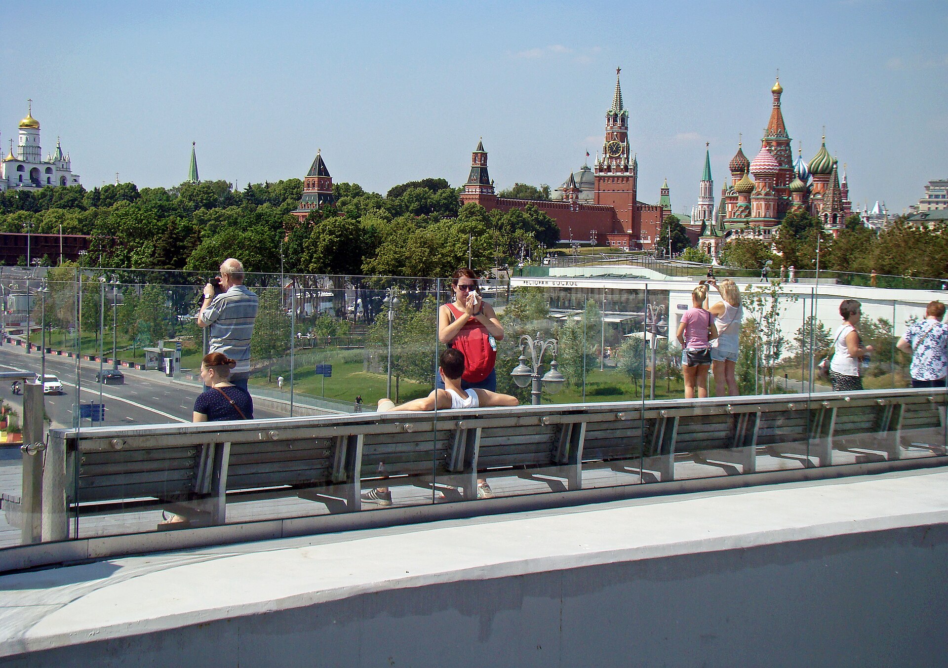 El Kremlin visto desde el puente flotante del parque Zariádiye, sobre el Moscova